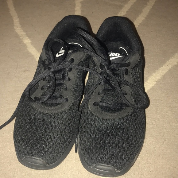Nike Shoes - Black Nike Tanjun
